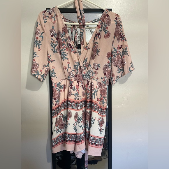 Adorable romper - Picture 2 of 7